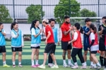 定南赣联球员来到赣南师范大学开展进校园活动,唐诗等人进行互动