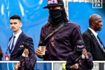 这是什么风格?奥利塞帽子上有“F***”字样