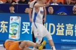 啥也没吹？翟晓川抢篮板推倒洛夫顿 后者直接使出剪刀脚绊人