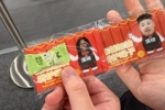 媒体人晒深圳主场贴心举动：给球迷配润喉糖 附赠球星卡通大头照