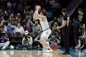 克尼佩尔:雄鹿摆烂时门票仅5美元 字母哥崛起后太贵去得少了